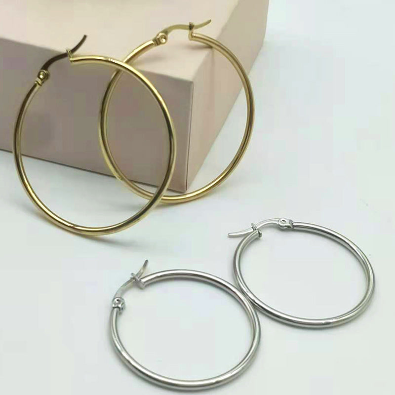 Exaggerated round earring