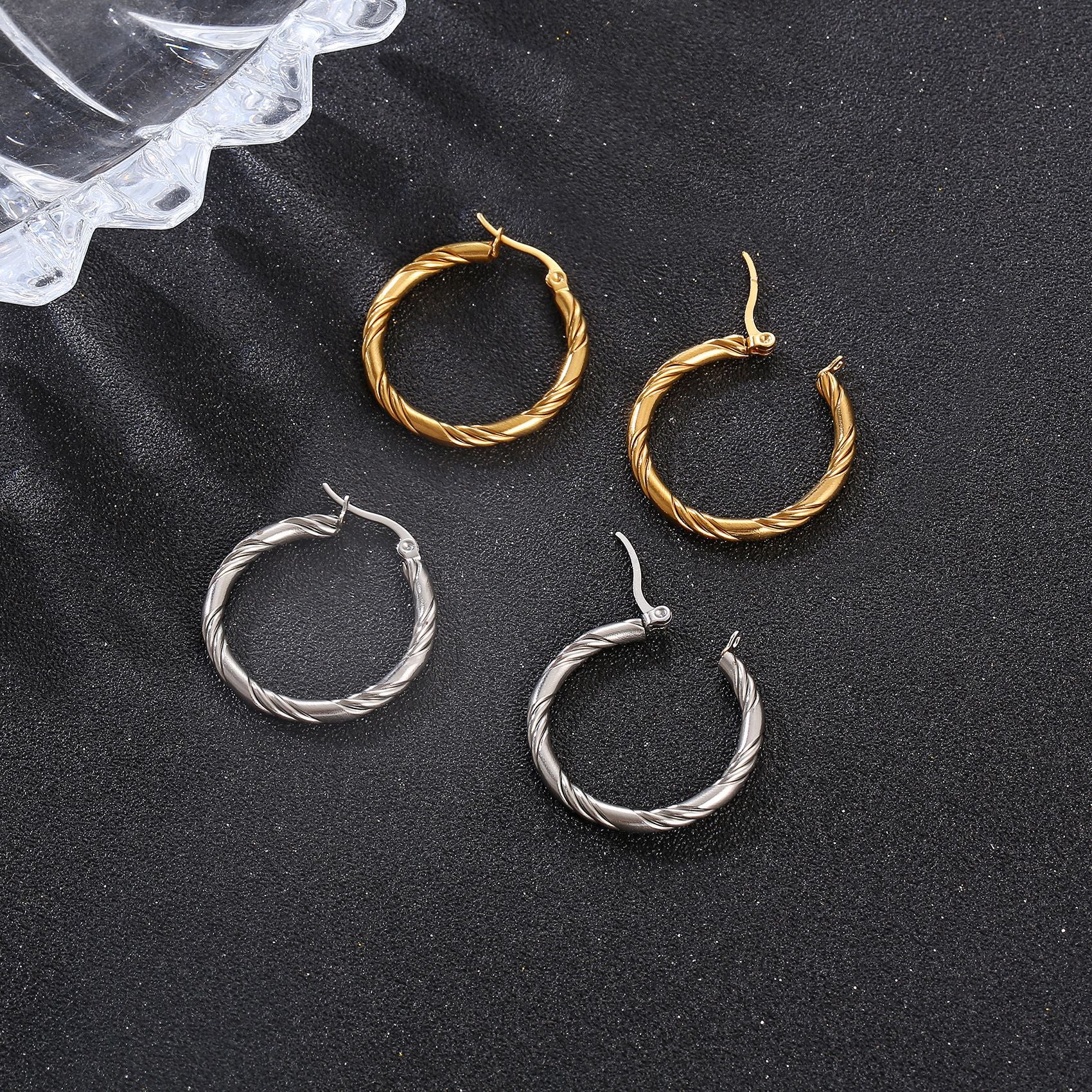 Fashion twisted round earring