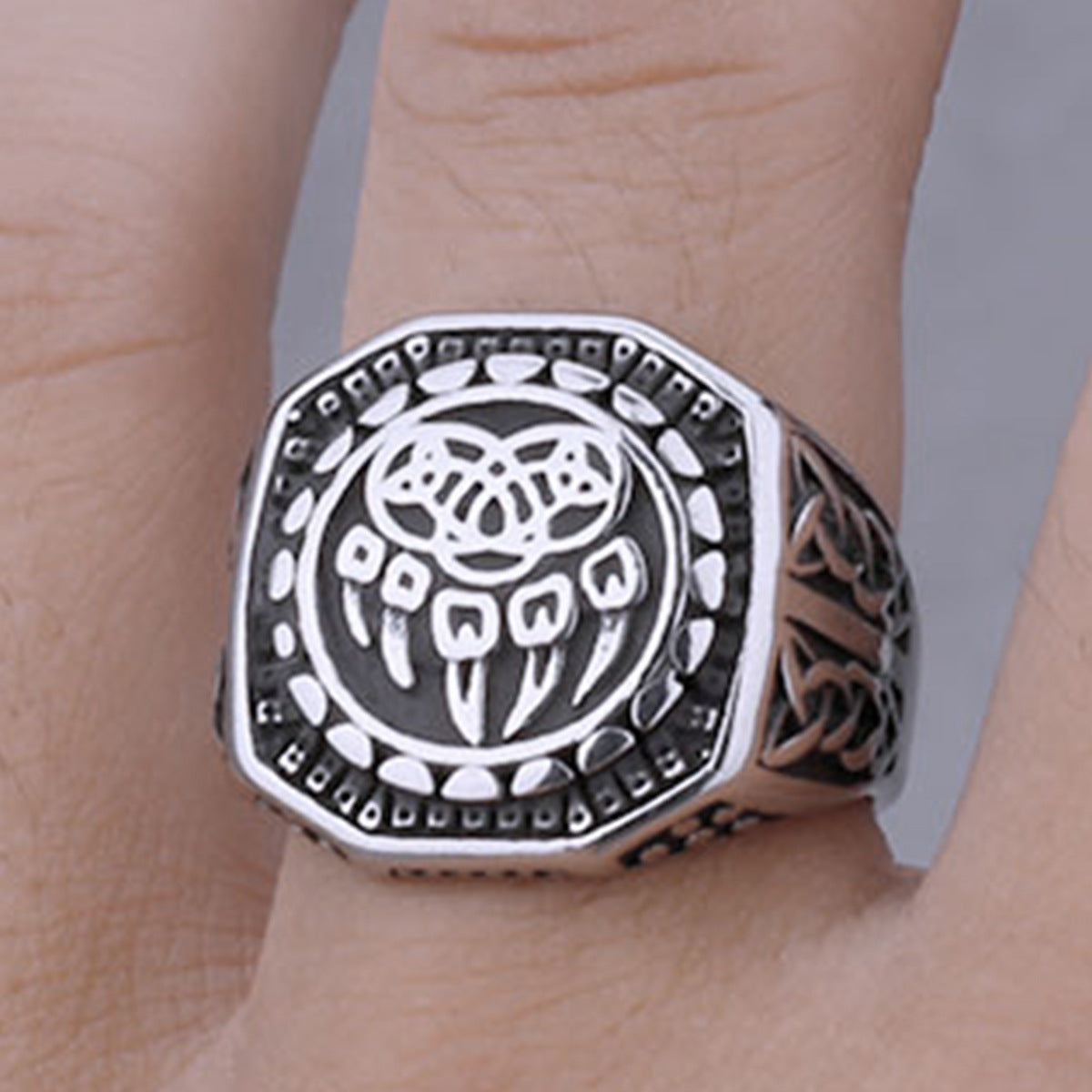 Goth Wolf Claw Ring