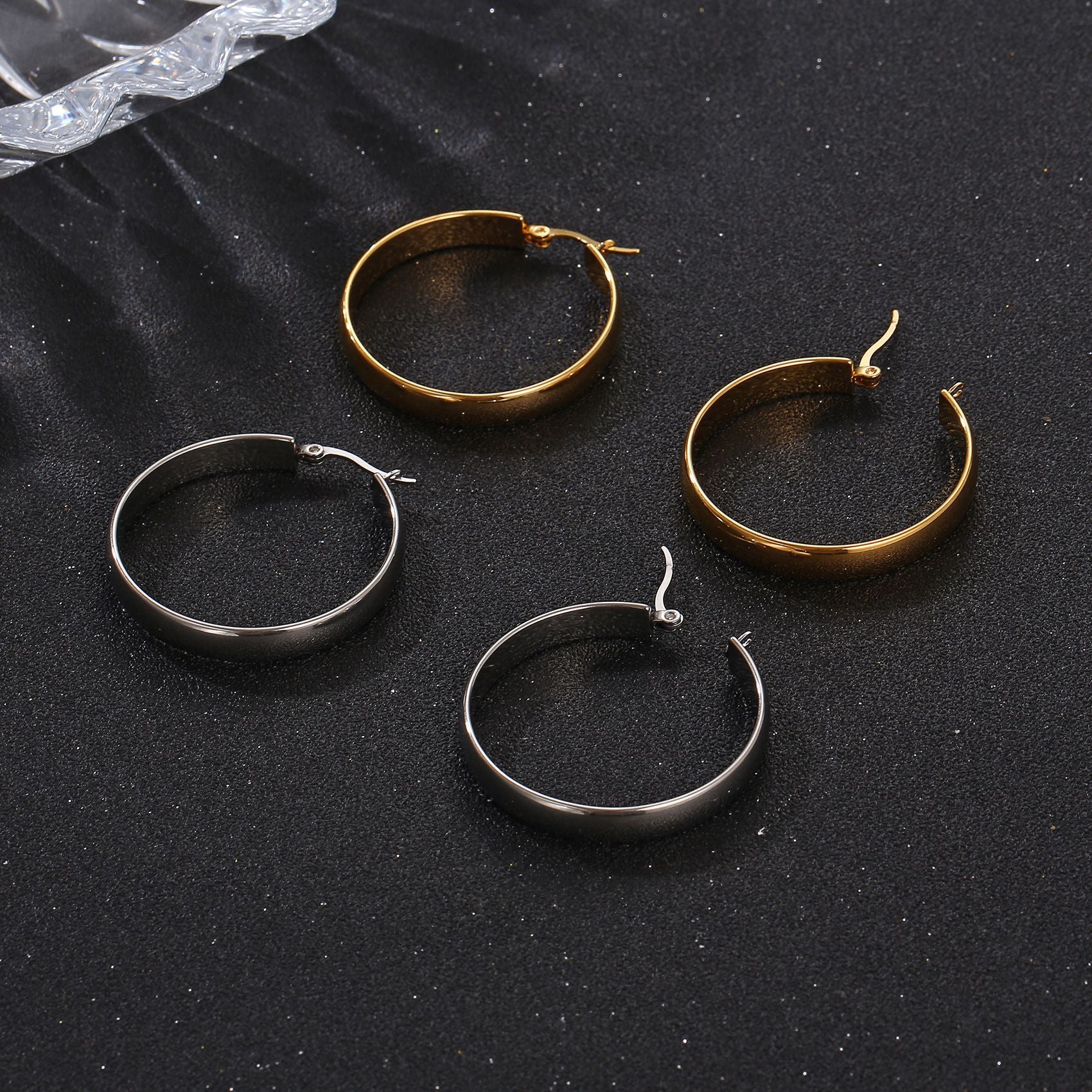 Simple and glossy exaggerated earring