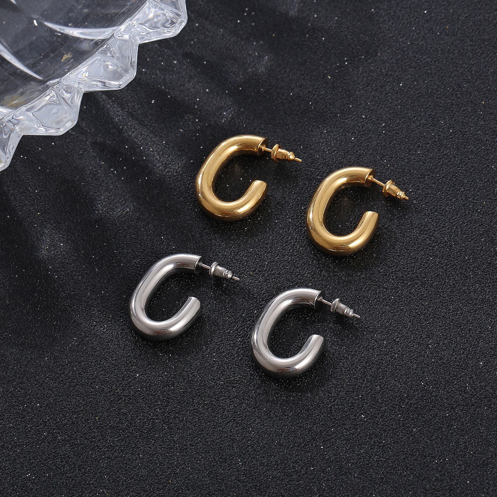 Elliptical geometric C-shaped earring