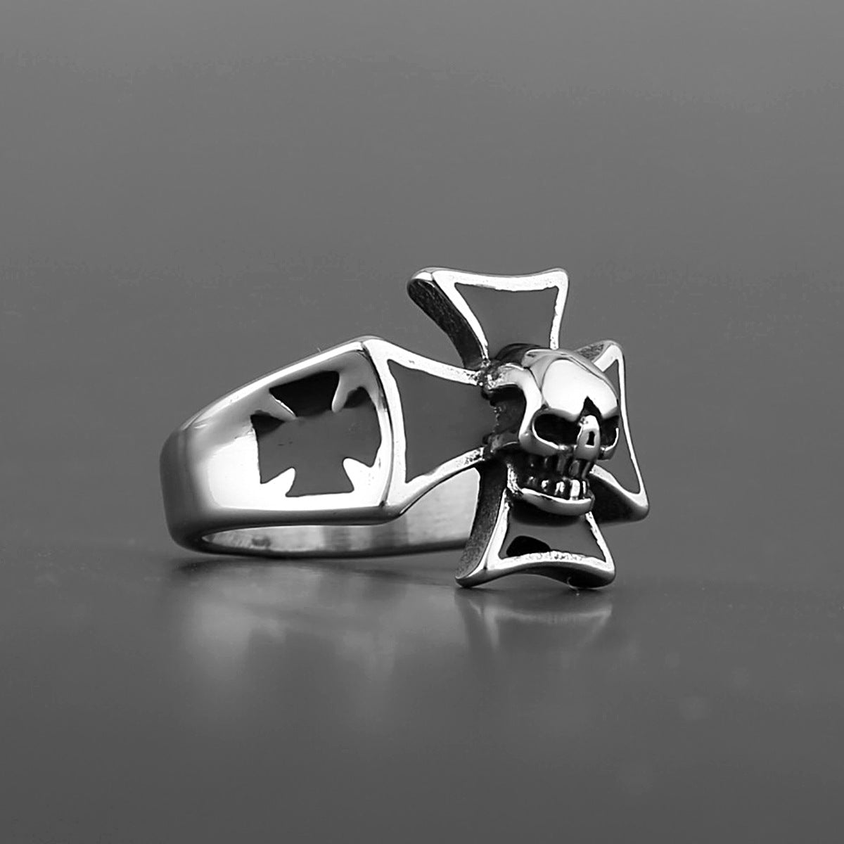 Cross skull ring