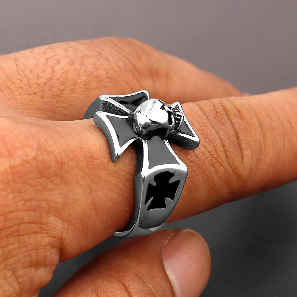 Cross skull ring