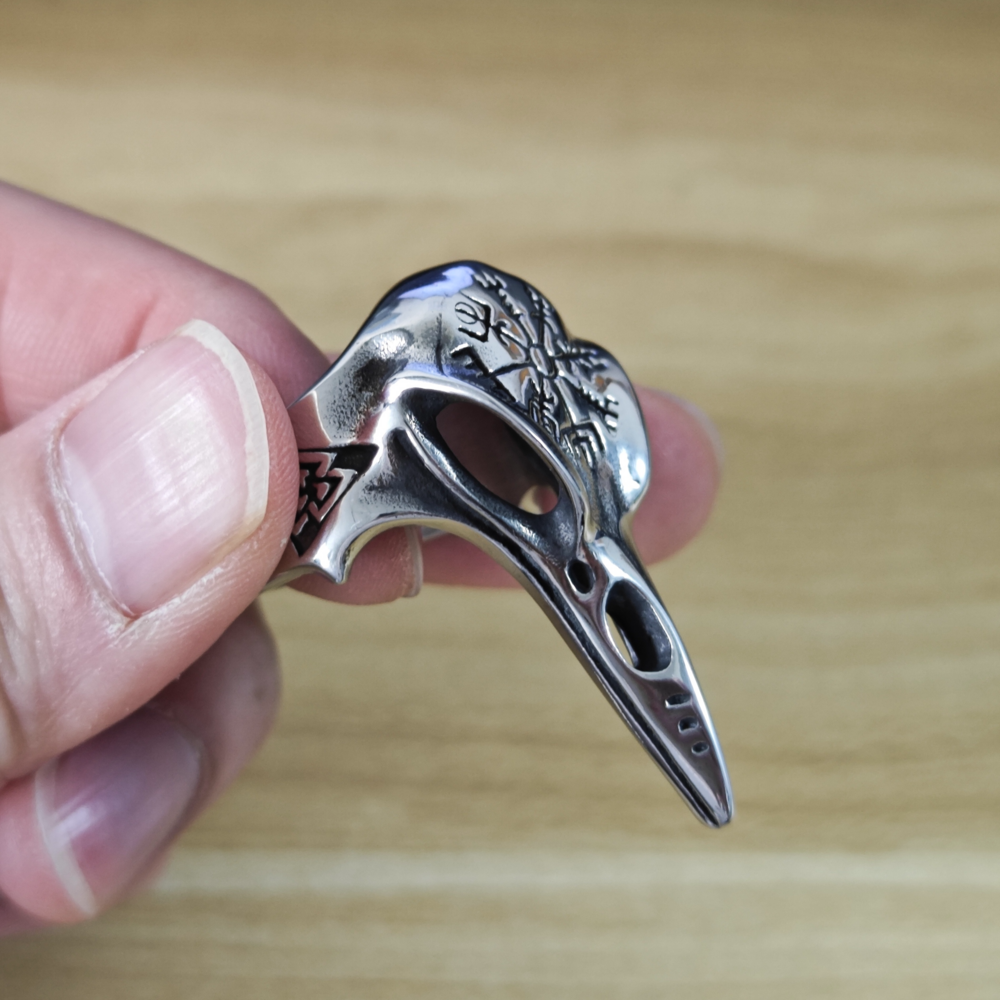 Anillo de brújula con calavera de cuervos