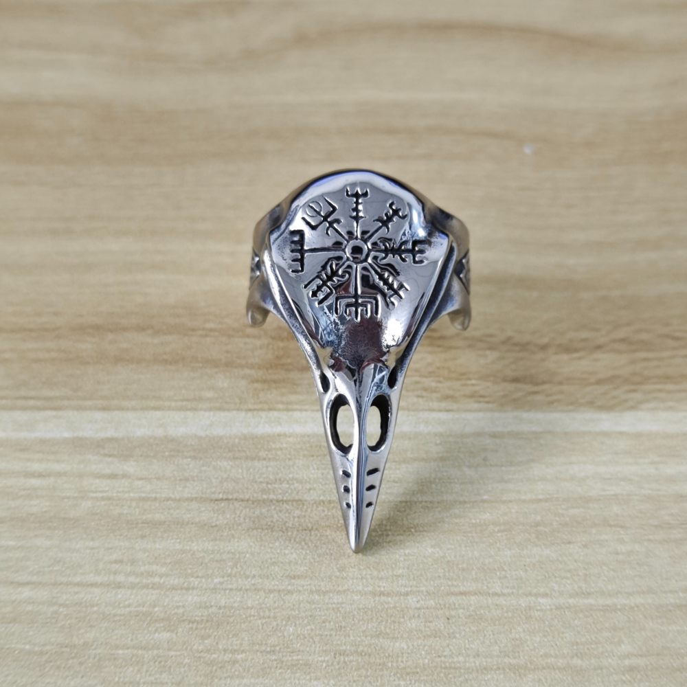 Anillo de brújula con calavera de cuervos