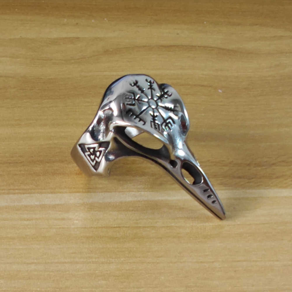Anillo de brújula con calavera de cuervos
