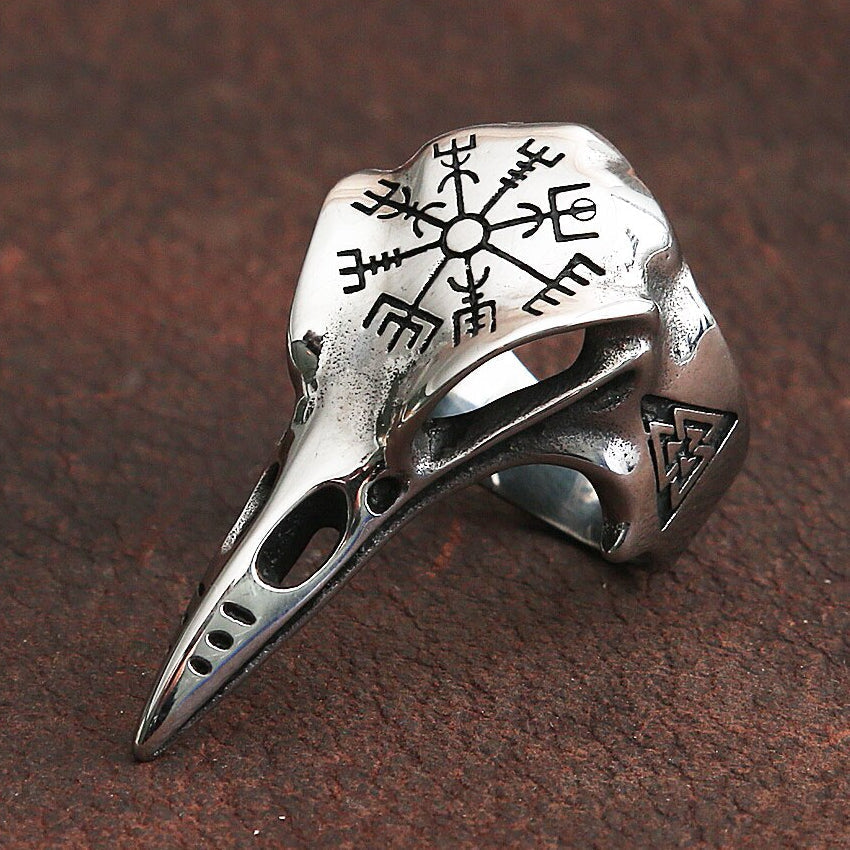 Anillo de brújula con calavera de cuervos